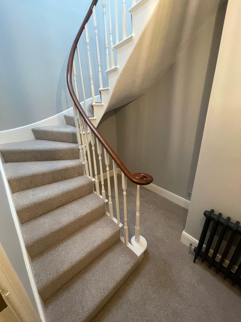 Lot: 85 - WELL-PRESENTED MAISONETTE - Georgian staircase